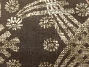 アンティーク　菊に抽象模様織り出し本場泥大島紬着物(割り込み絣)